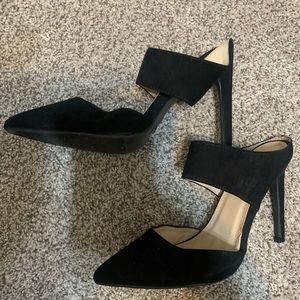 Size 7 black gently used pointed heel shoes ! Good condition